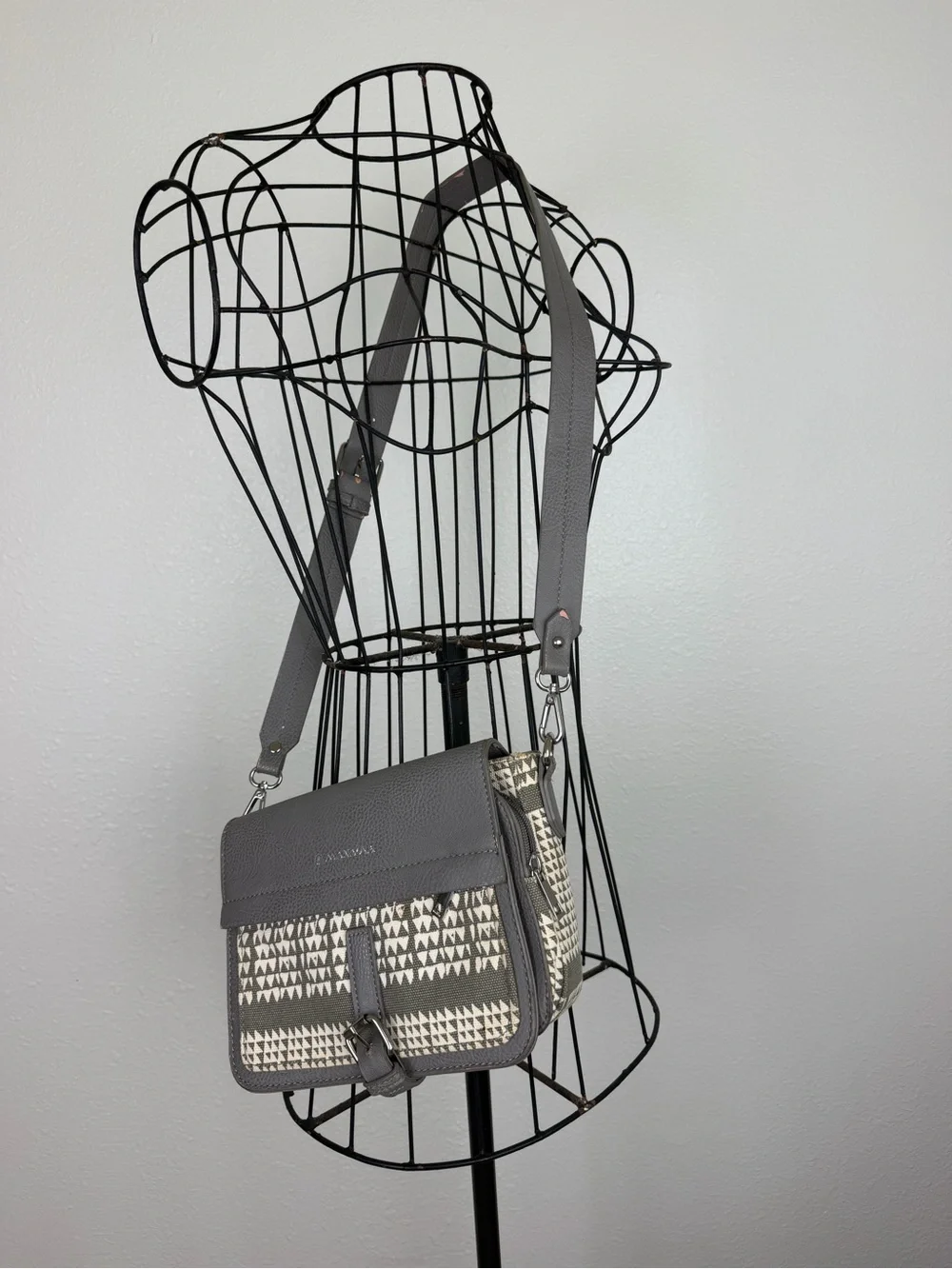 MANAOLA Hawaii Puaniu Crossbody Bag Nihu Ku